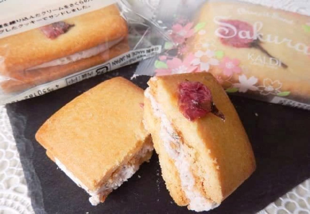 Eat and compare KALDI and MUJI "Sakura Cream Sand"