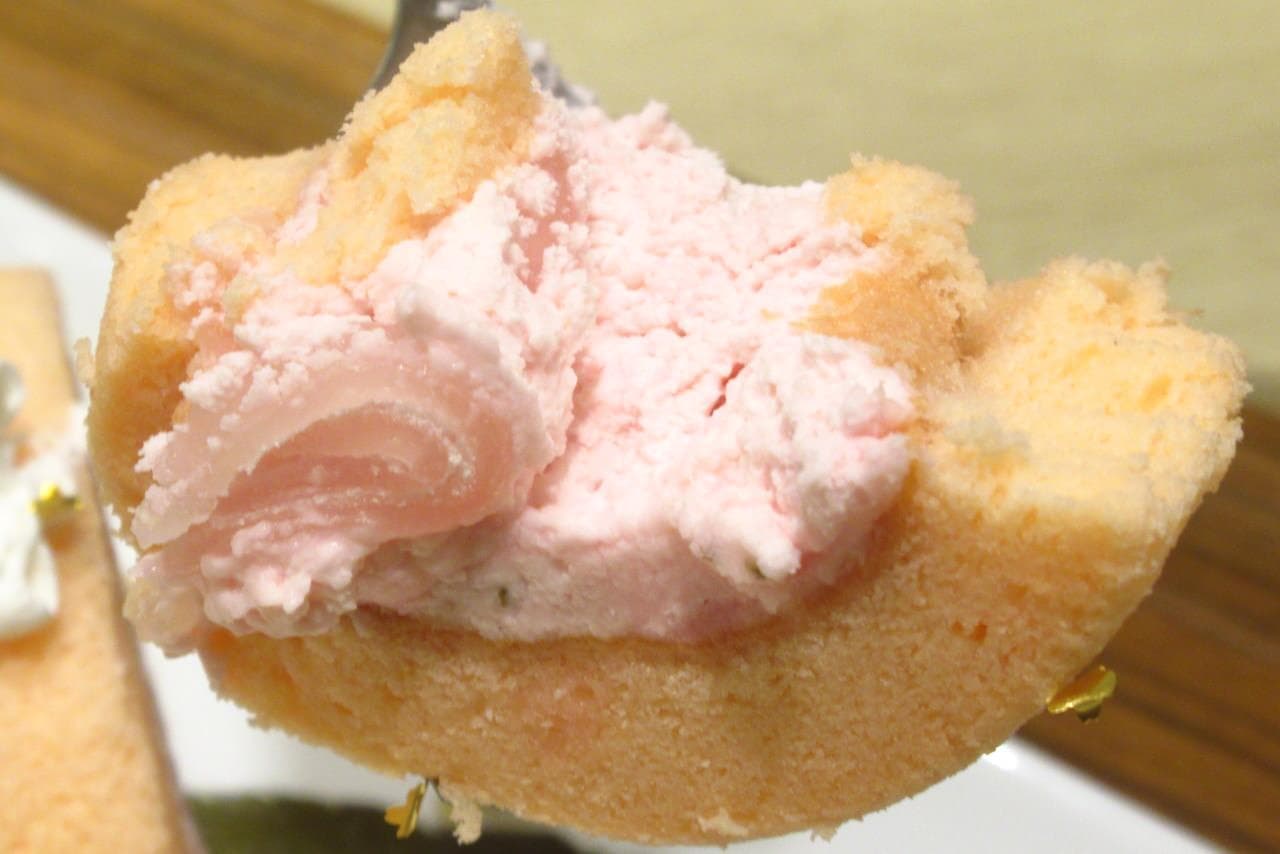 ナナズグリーンティー「桜と餅の金箔ロールケーキ」