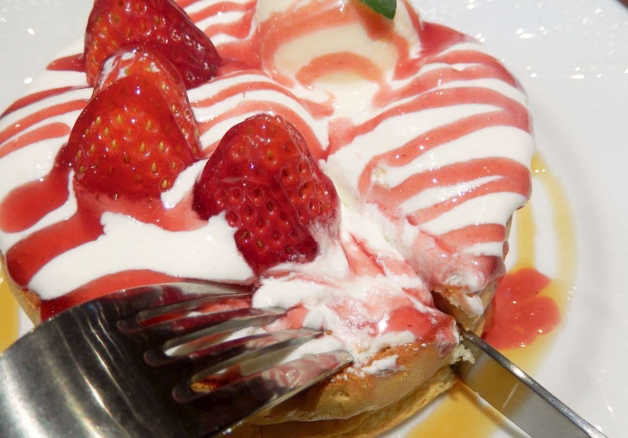 Hoshino Coffee shop "Strawberry and fluffy cream souffle pancake"