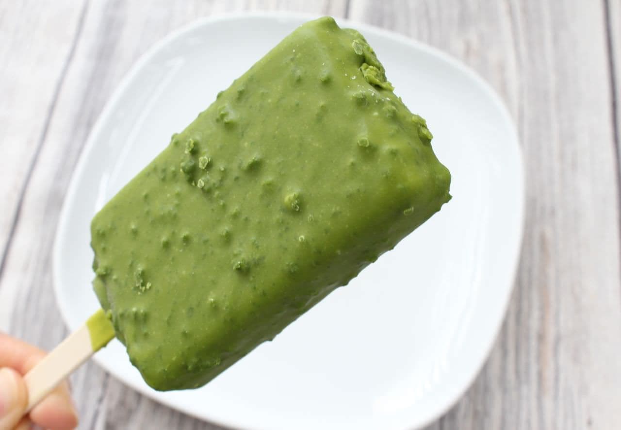 Eat and compare two types of 7-ELEVEN Matcha Ice Bars