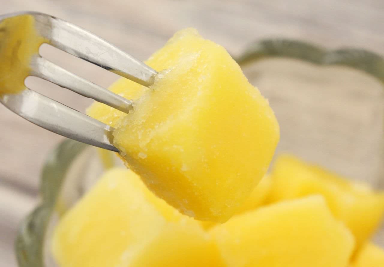 Comparison of eating "frozen pineapple" from 7-ELEVEN and FamilyMart