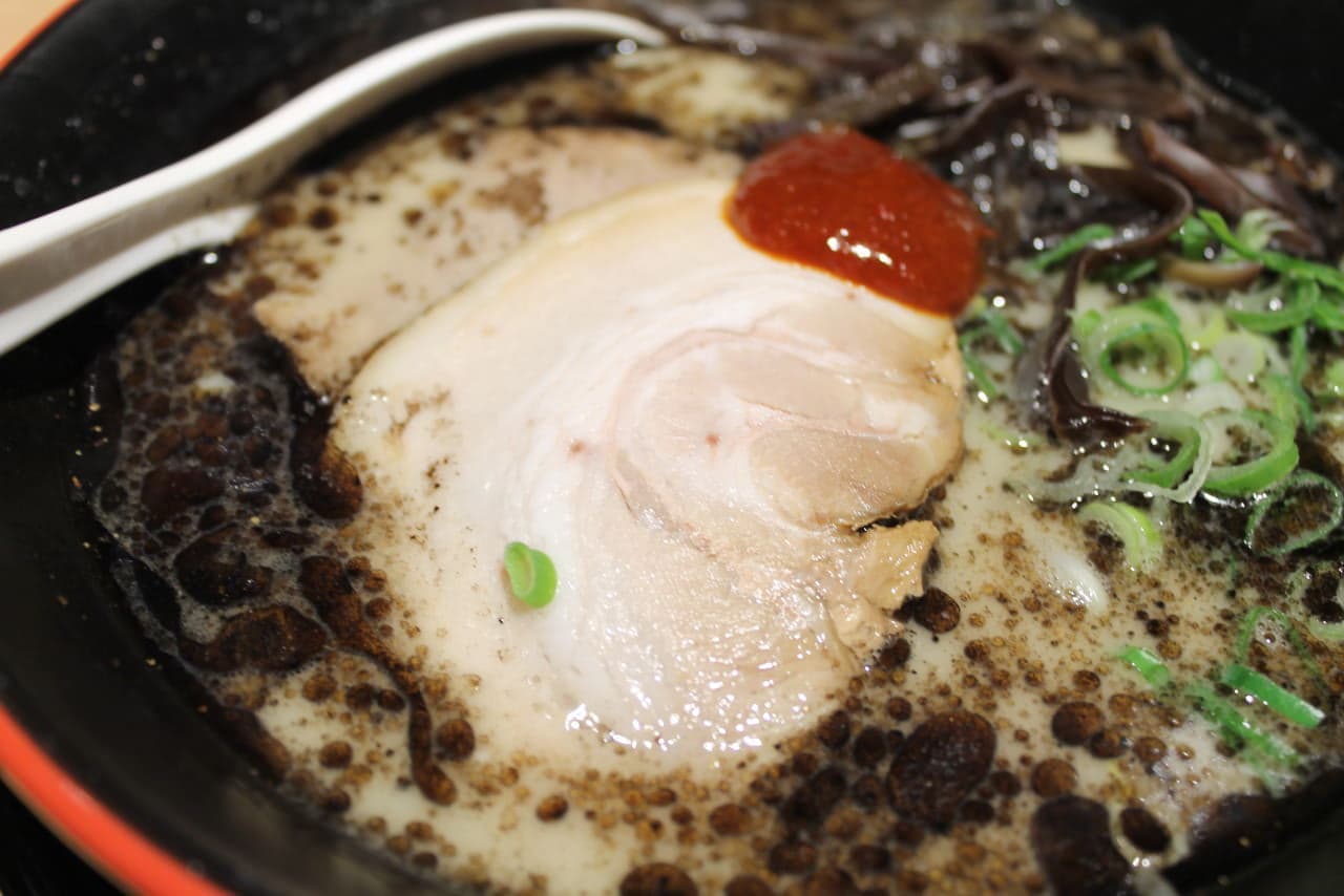 一風堂の黒いラーメン「麺・イン・ブラック」