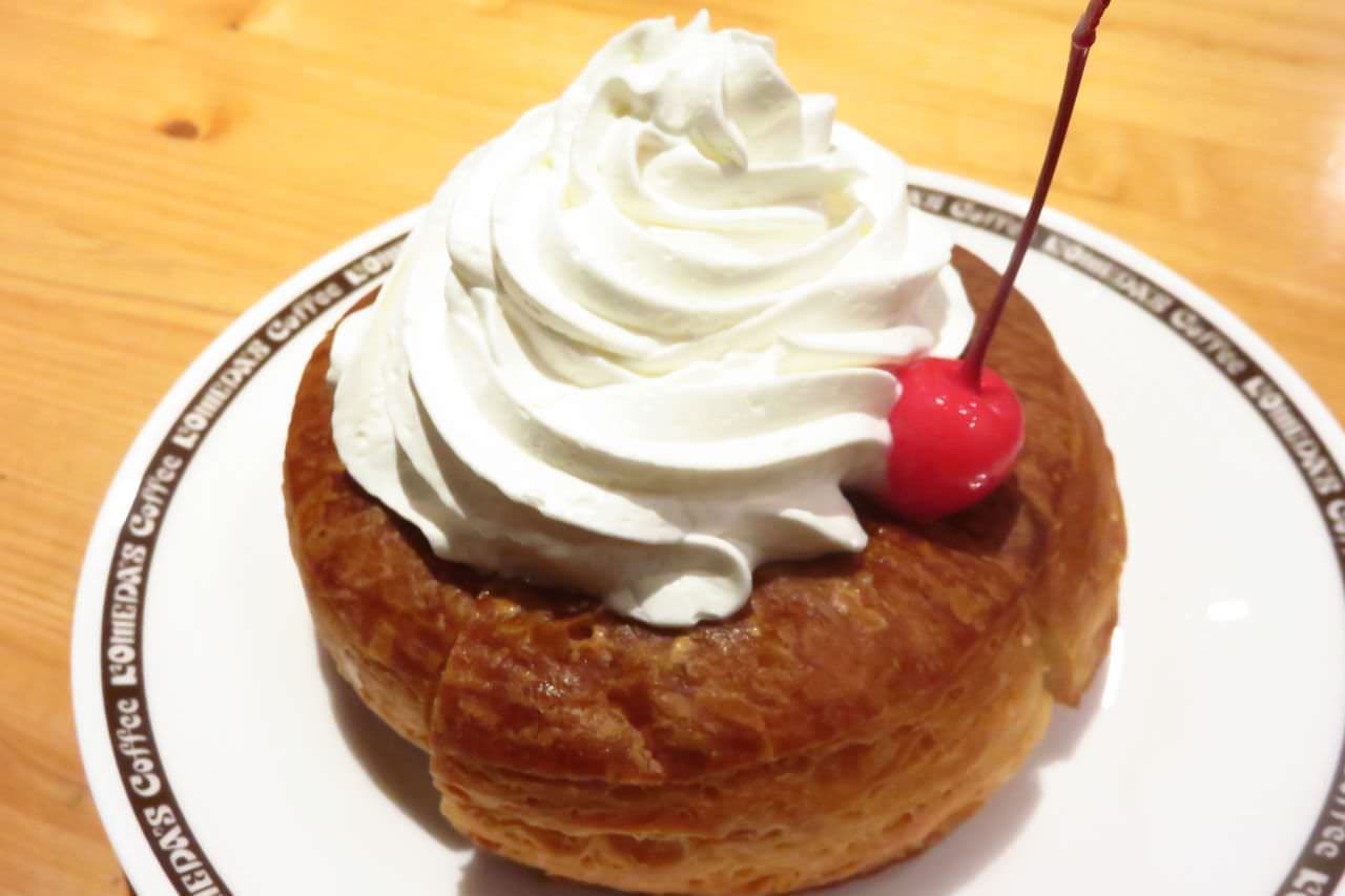 Order Komeda "Shiro Noir" with whipped cream.