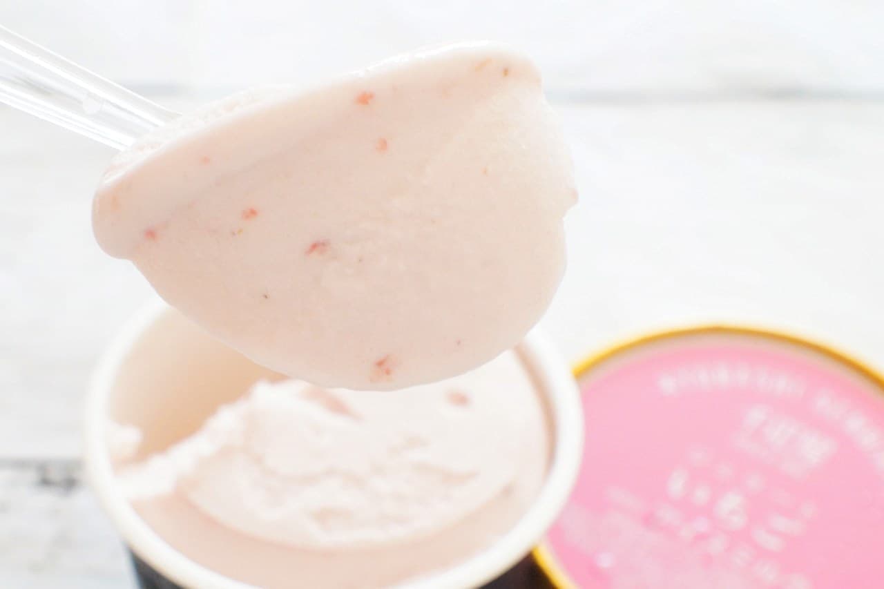 Kyobashi Senbiya's strawberry ice cream