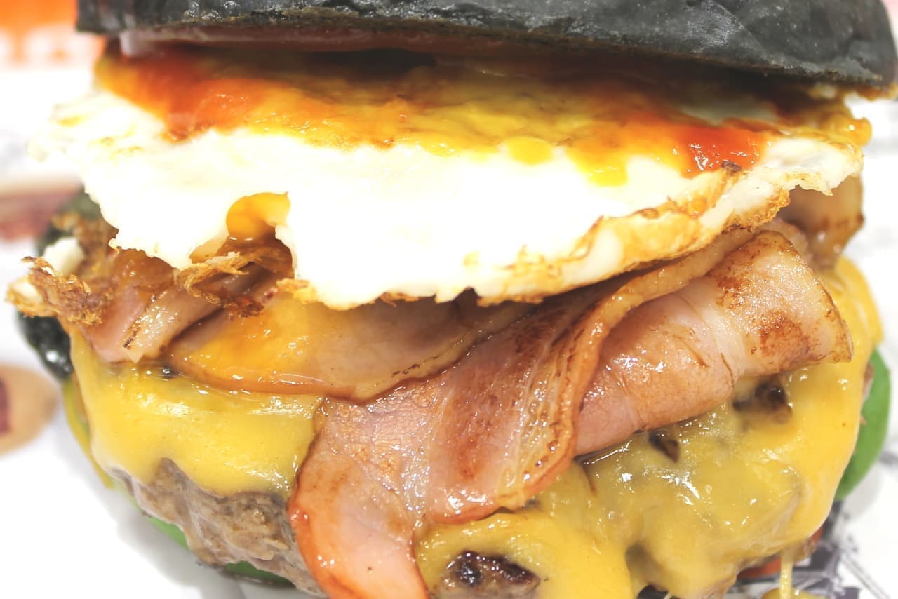 Umami burger "bacon and eggs burger"