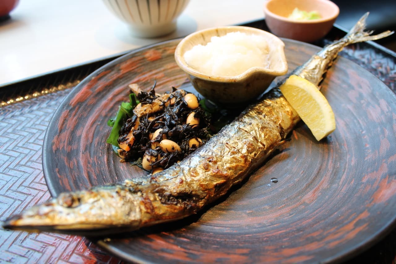 "Raw saury charcoal-grilled set meal" for a limited time at Ootoya