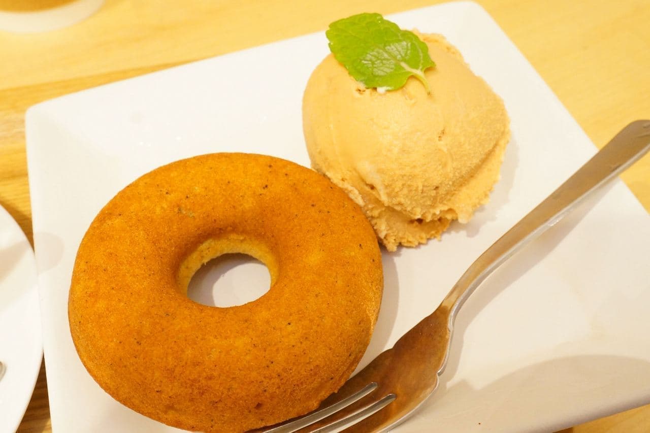 Cafe Moksha Chai Nakameguro gelato and donut set