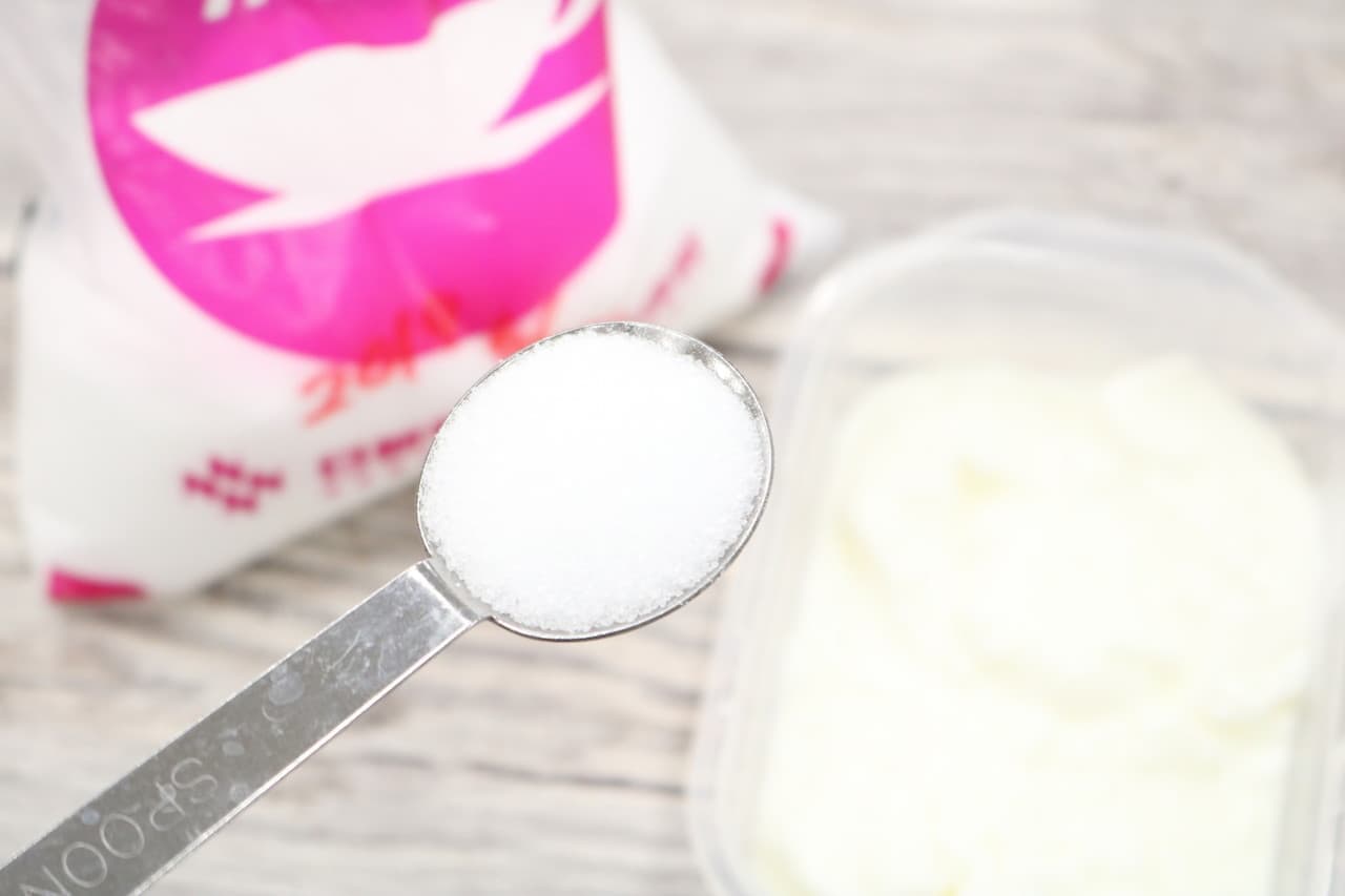 Step 1 Add 2 tablespoons sugar to 100 g yogurt.