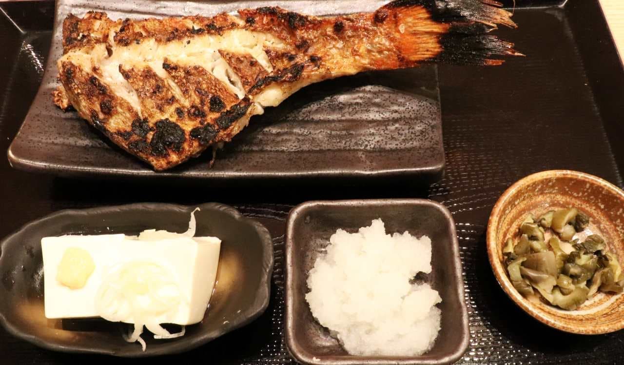 焼き魚のファーストフード「炭火焼干物定食 しんぱち食堂」