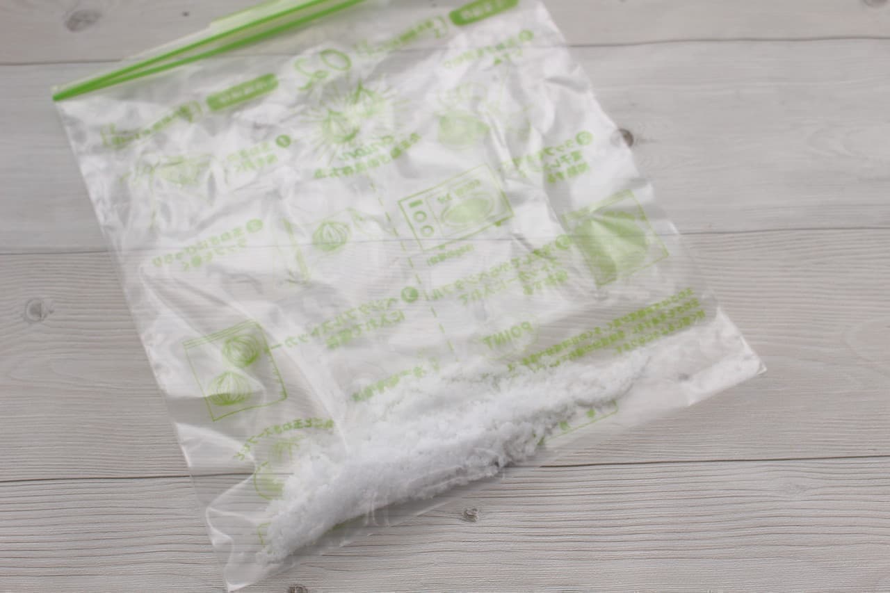 Step 1Put 40 g of salt in a freezer bag.