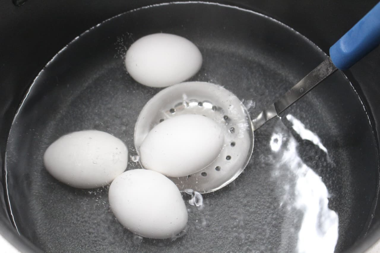 ステップ3好みの固さのゆで卵を作る。殻にヒビが入らないよう注意