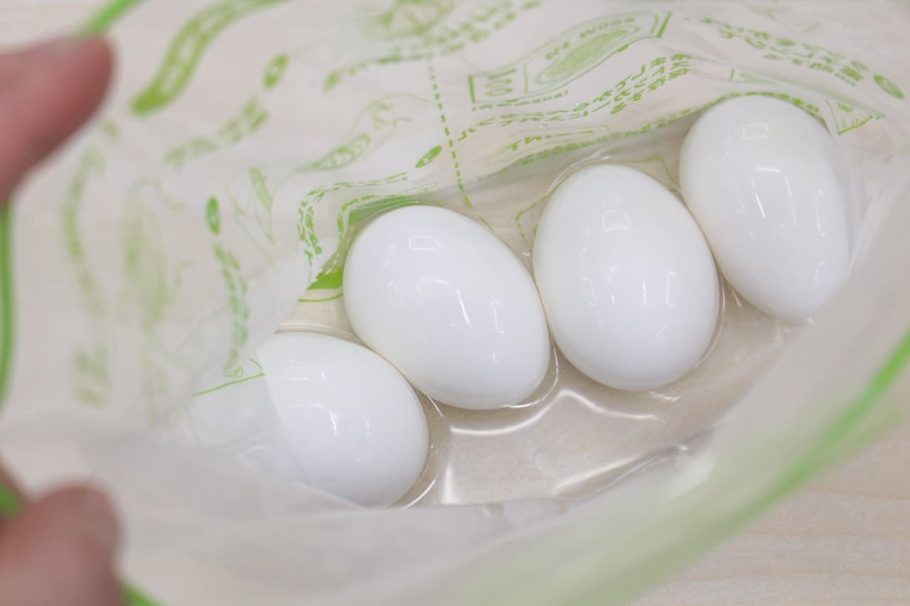 ステップ5塩水の入ったフリーザーバッグに熱いままのゆで卵を入れる