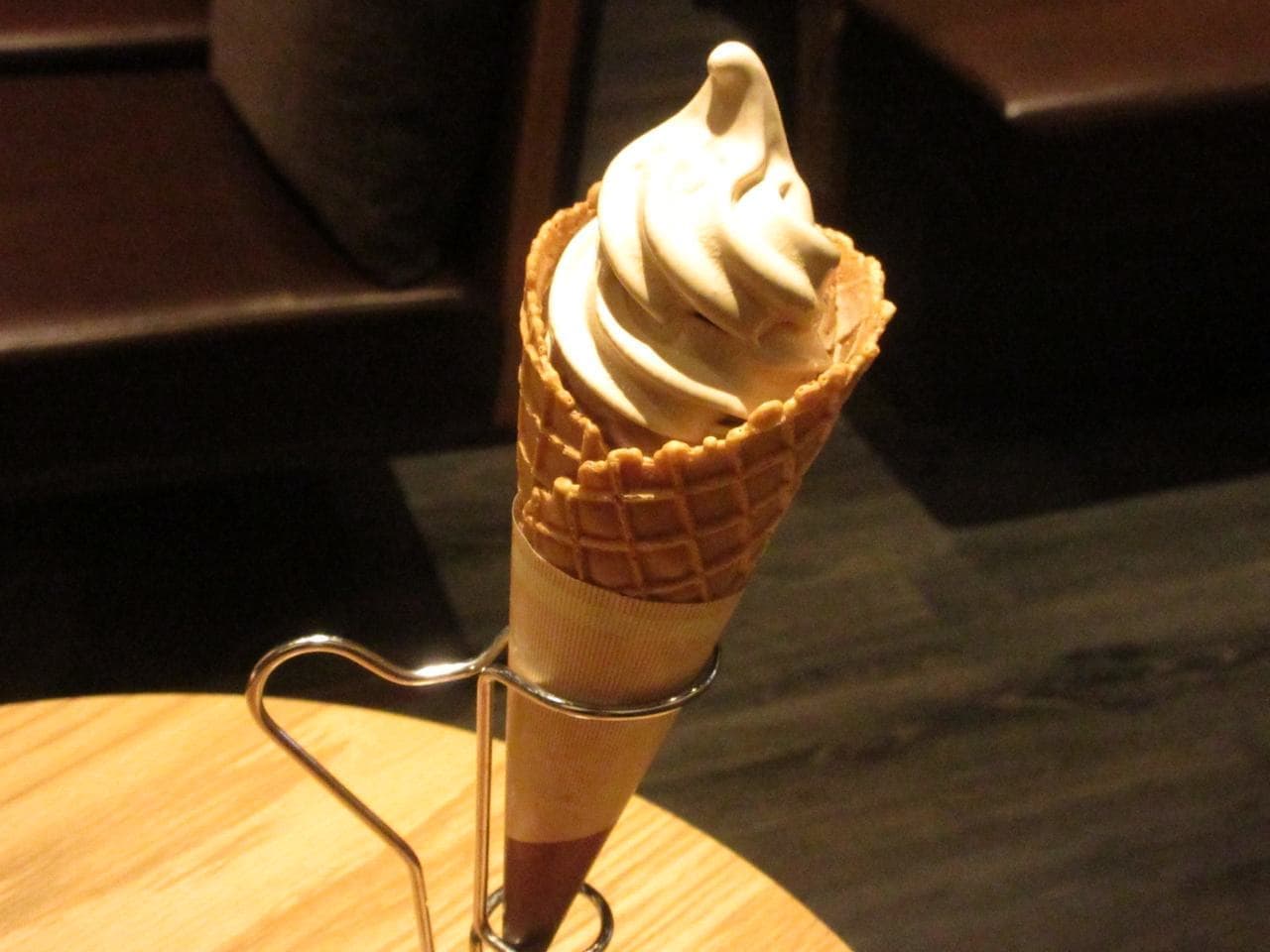 渋谷「ヴェルードコーヒーカン」の「炭火珈琲 ソフトクリーム」