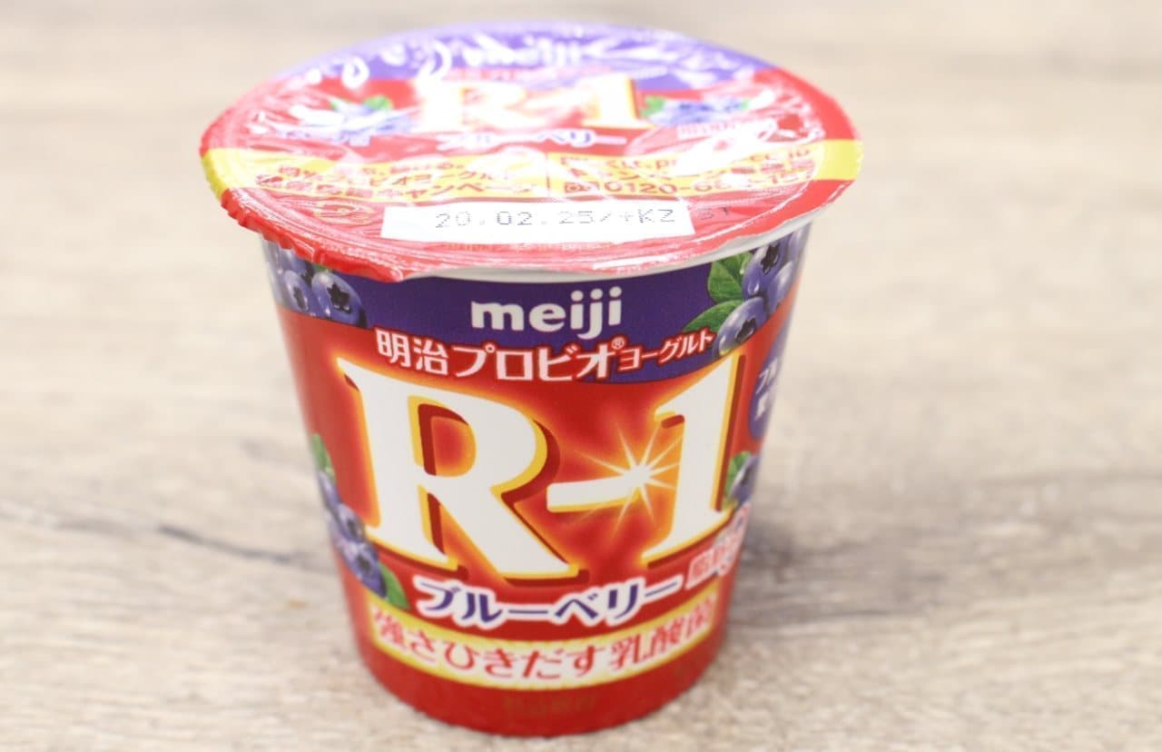 Yogurt "Meiji Probio Yogurt R-1 Blueberry Fat-0".