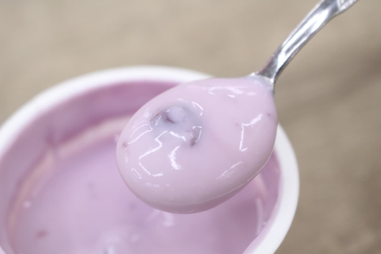 Yogurt "Meiji Probio Yogurt R-1 Blueberry Fat-0".