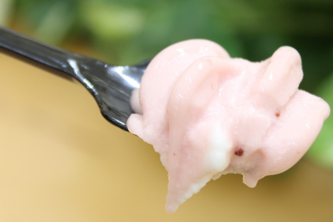 成城石井の店舗限定ソフトクリーム「あまおう苺＆ミルク」