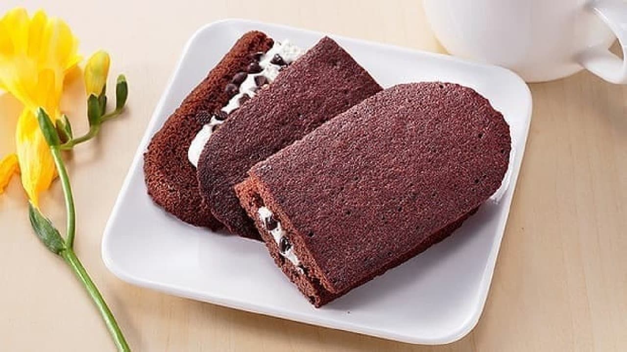 Lawson Store 100 "Cream Sandwich with Chocolate Chips"