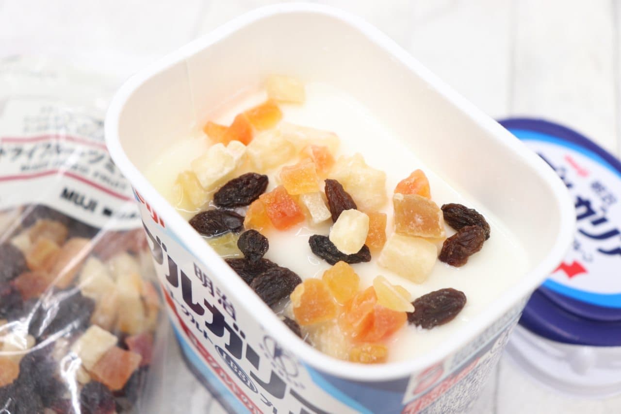 Arrange recipe "dried fruit pickled in yogurt"