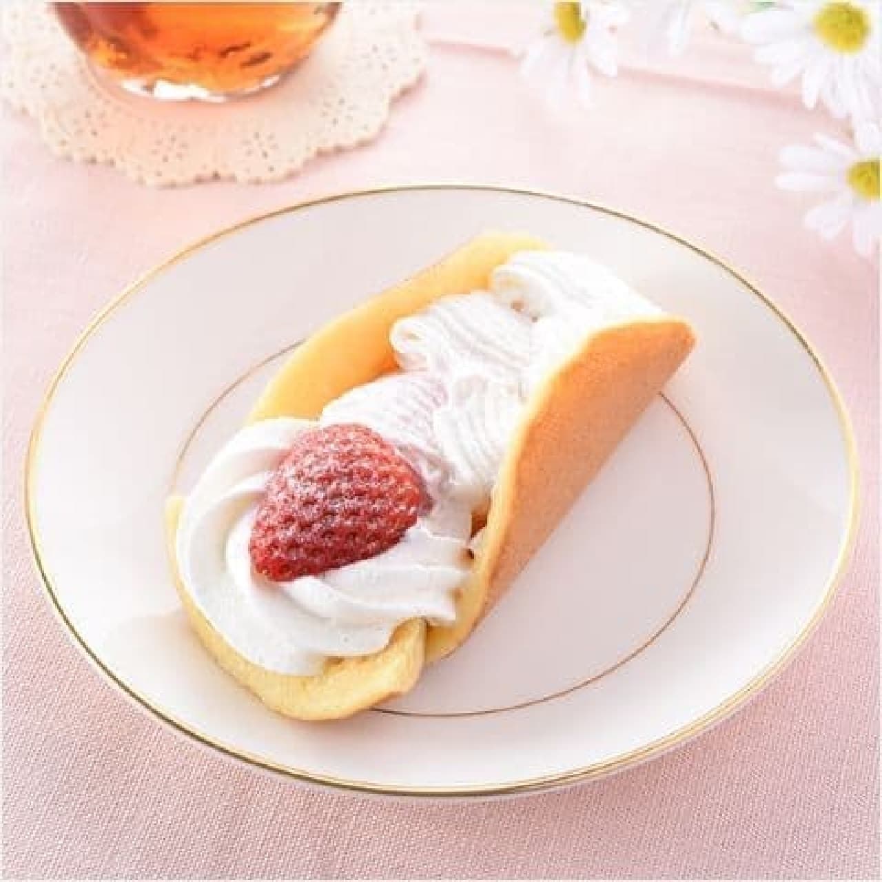 FamilyMart "Strawberry Raw Dorayaki & Custard"