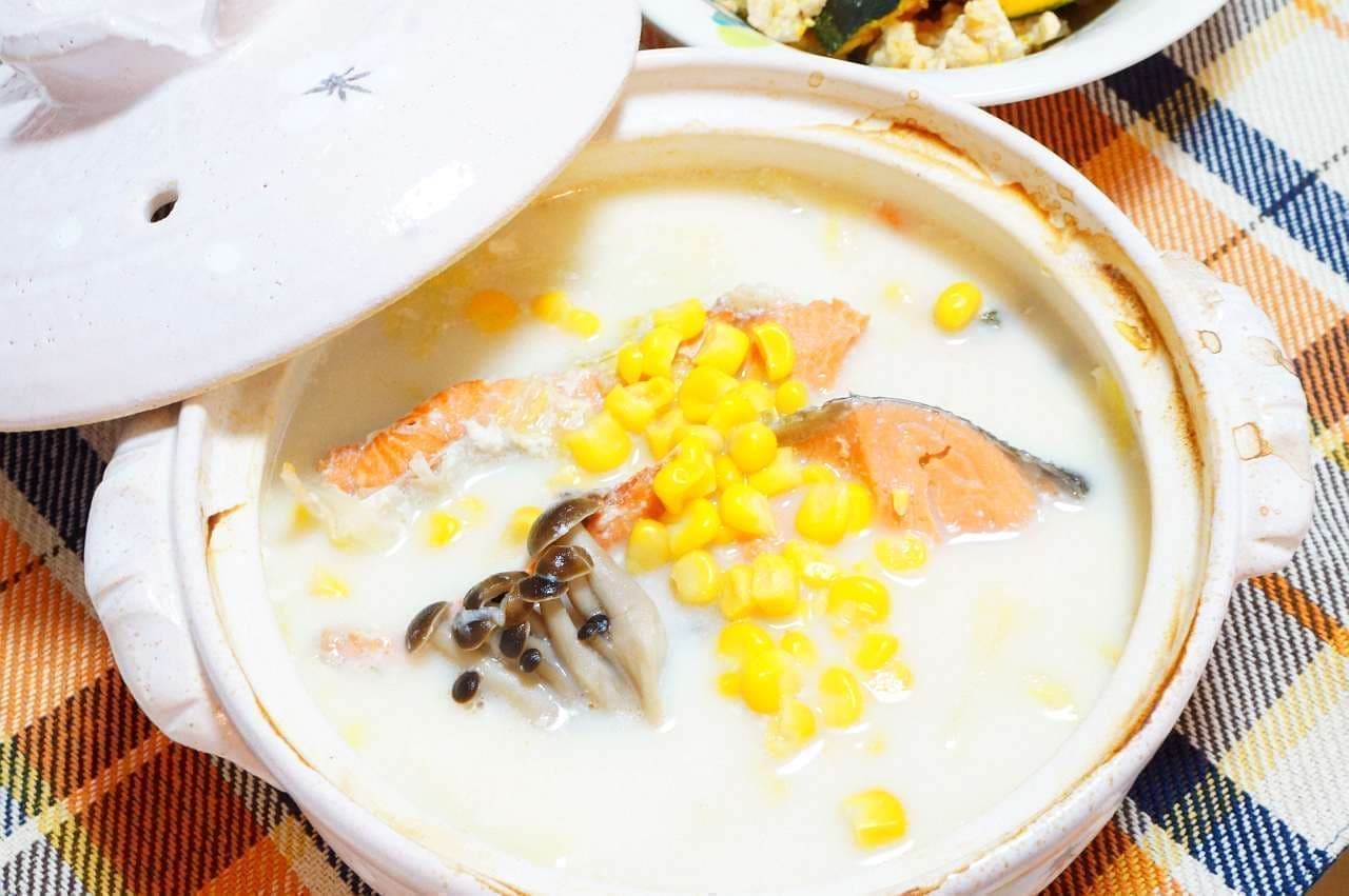 "Milk pot" with salmon and corn