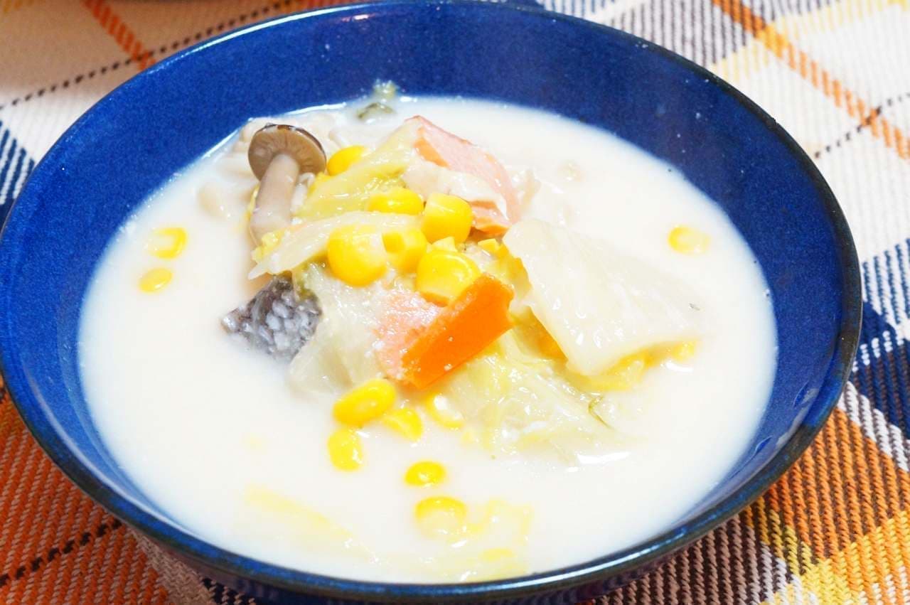 "Milk pot" with salmon and corn