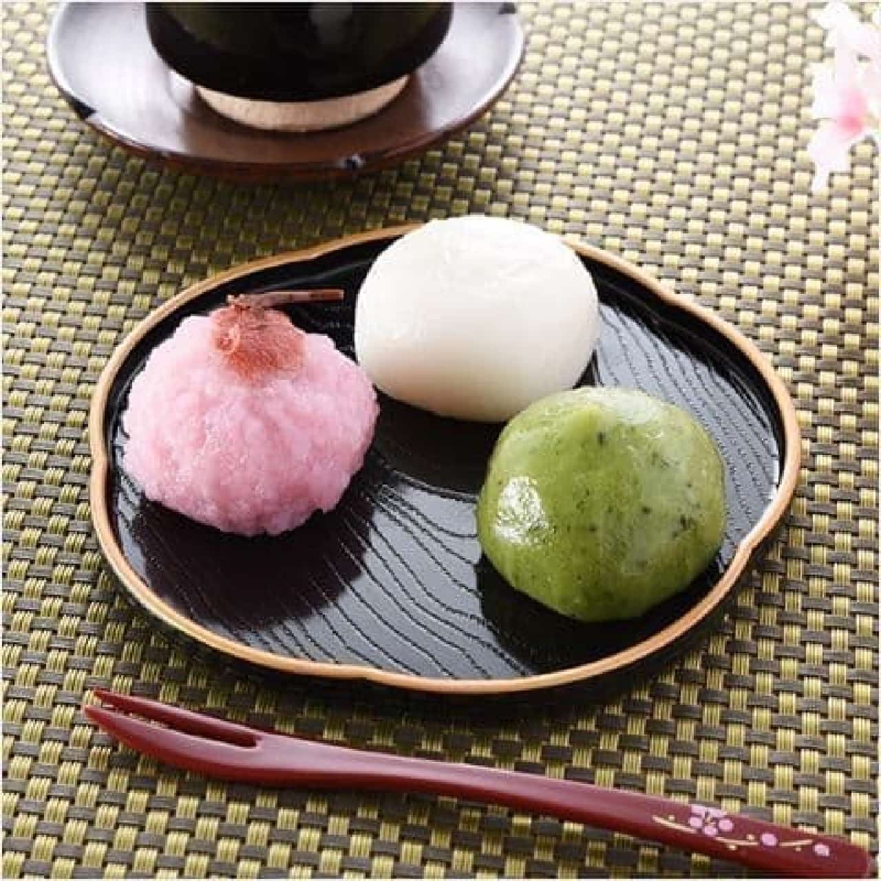 FamilyMart "Spring Three-Color Japanese Sweets"