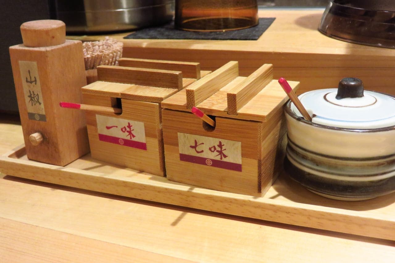 「天ぷらそば 唐さわ」の卓上調味料