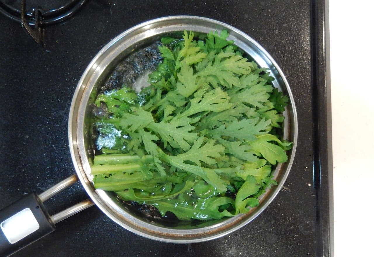 Simple recipe for "Garland chrysanthemum with mayo ponzu