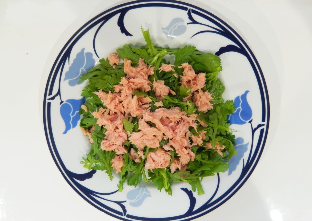 Raw garland chrysanthemum and tuna mayo salad
