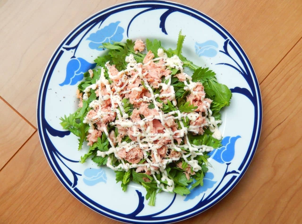 Raw garland chrysanthemum and tuna mayo salad