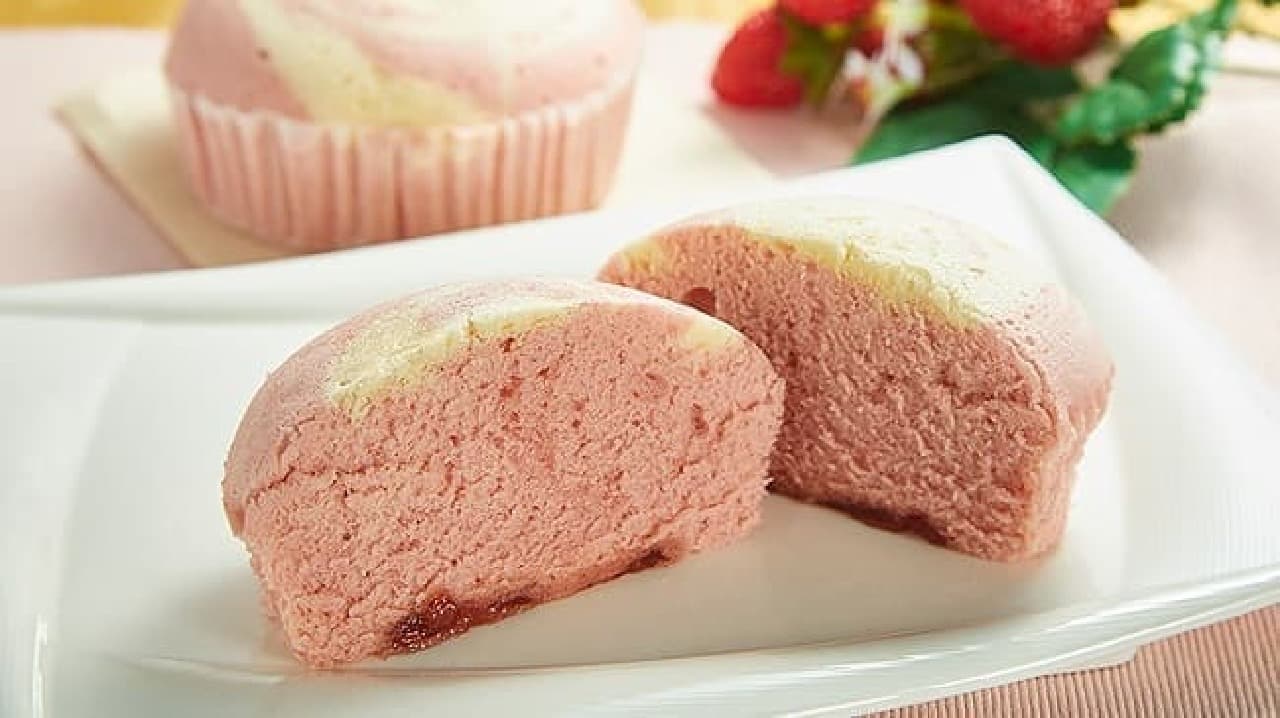 Lawson Store 100 "VL Strawberry Marble Steamed Cake"