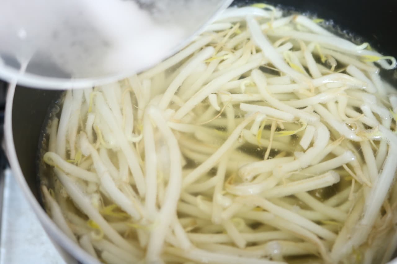 Easy & Saving "Chinese-style soup of bean sprouts"