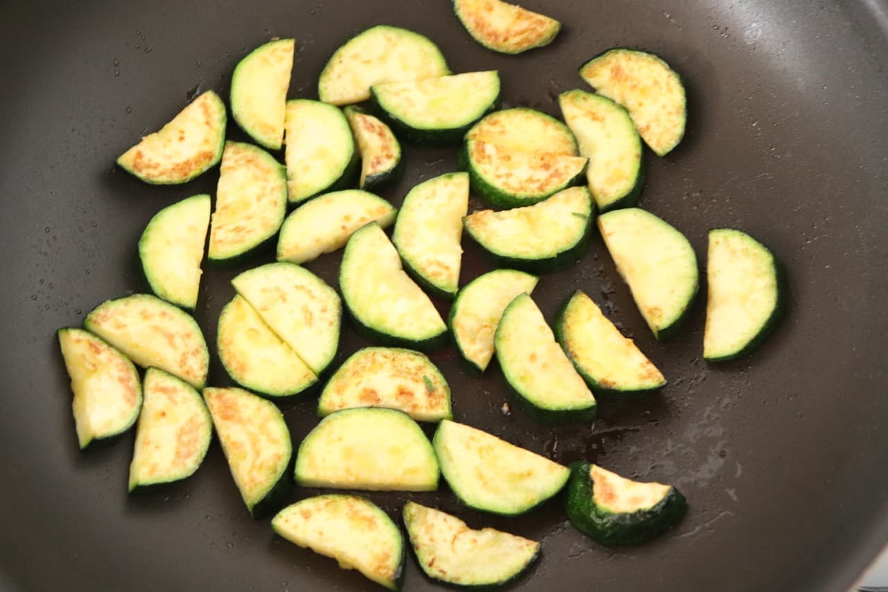 Zucchini with Curry and Cheese