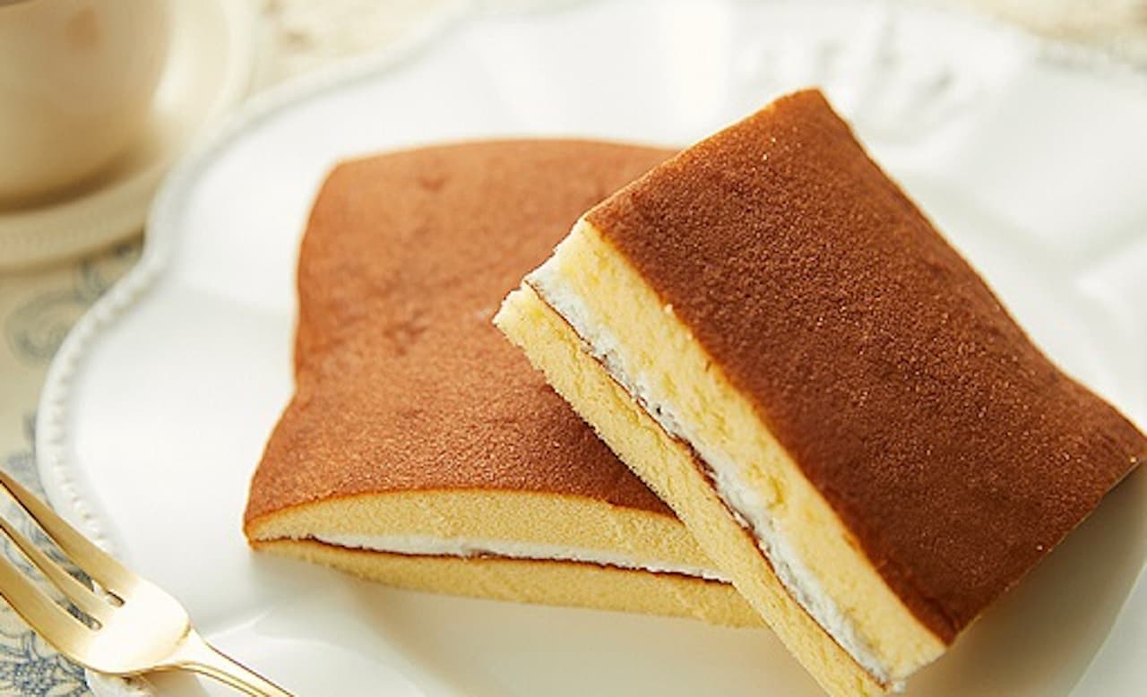Lawson Store 100 "VL Fluffy Cake Sandwich (Cheese Flavored Whip)"