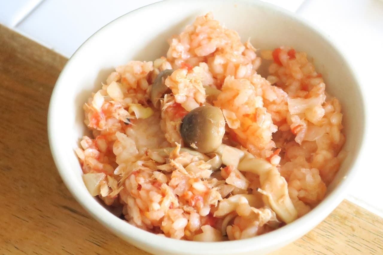 Simple "rice cooked with tomato and tuna" recipe