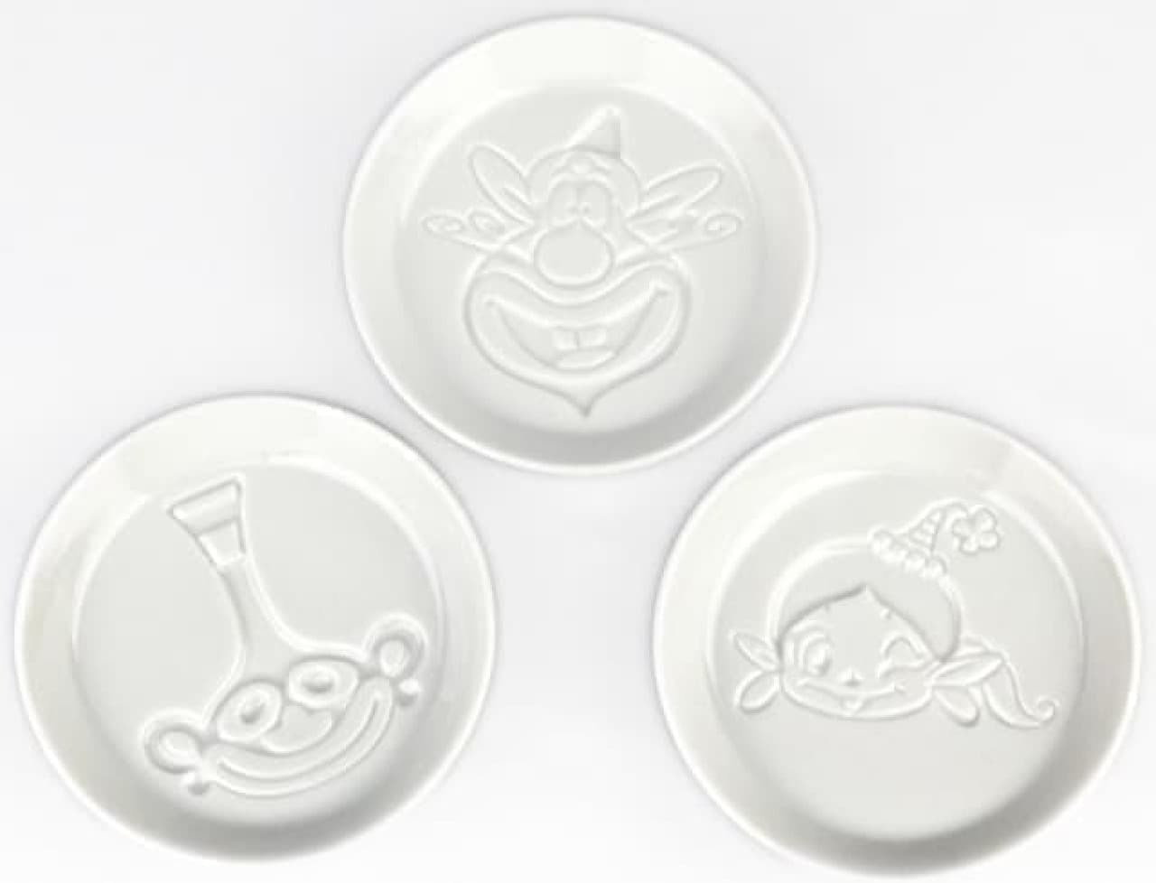A soy sauce dish with the "The Genie Family" design