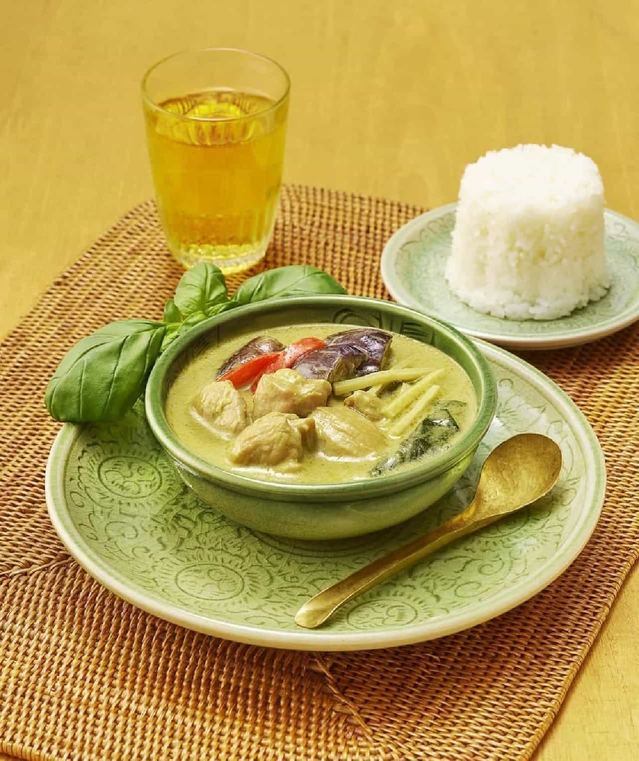 ファミマ新作 タイで作ったグリーンカレー がウマそー 本場ならではのハーブや食材使用で本格的な味わいに えん食べ
