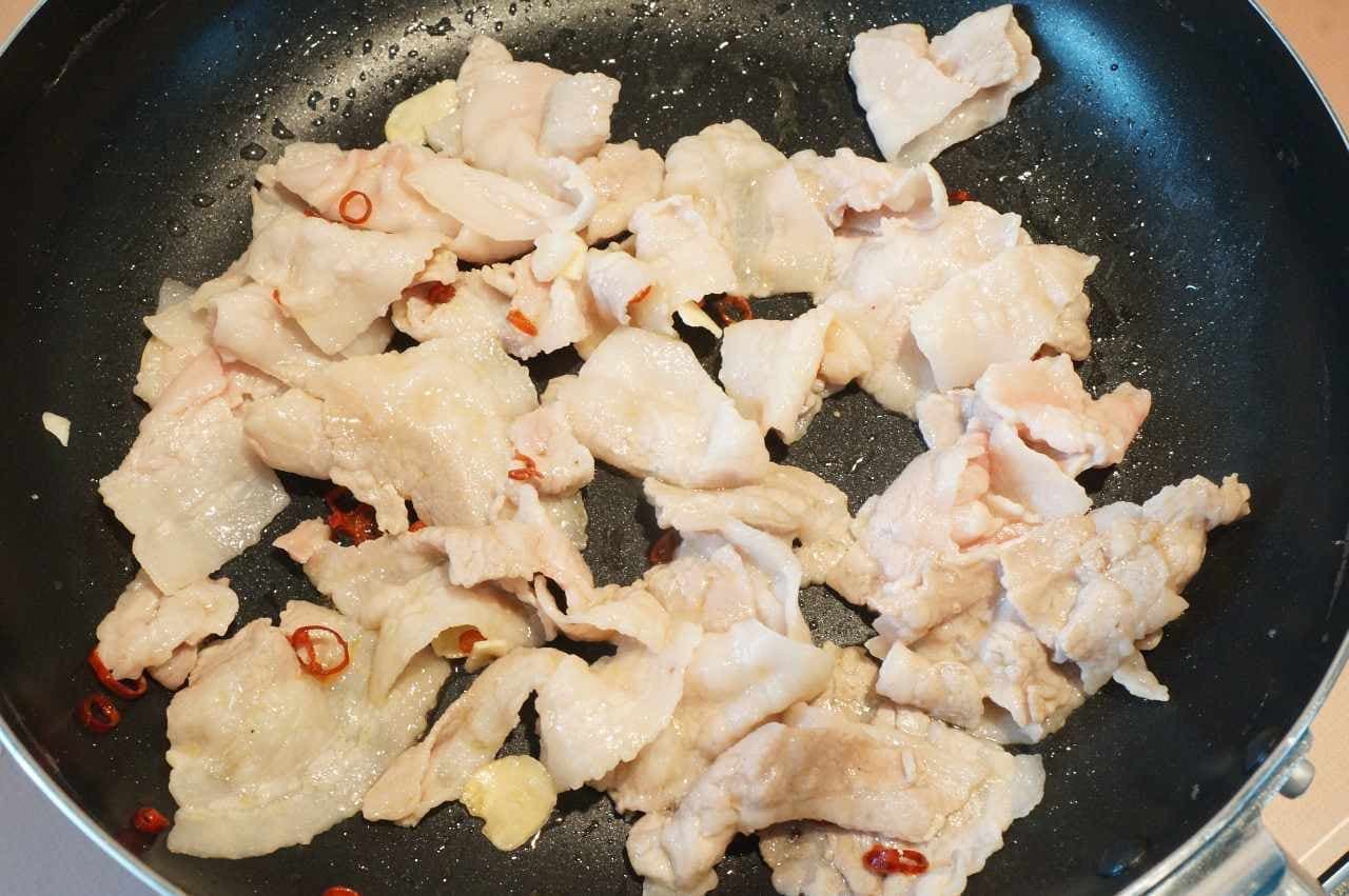 Stir-fried pork with garlic