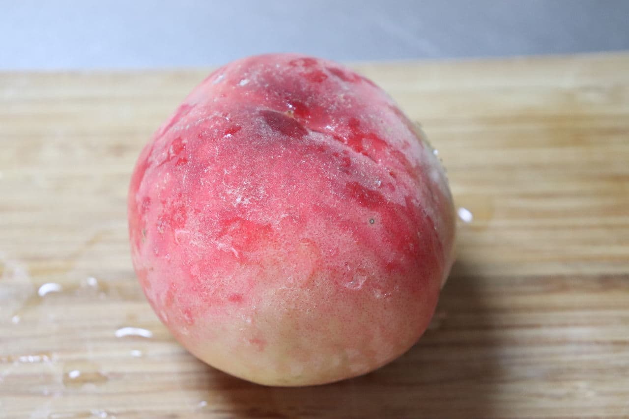 ステップ1 洗った丸のままの桃を用意。