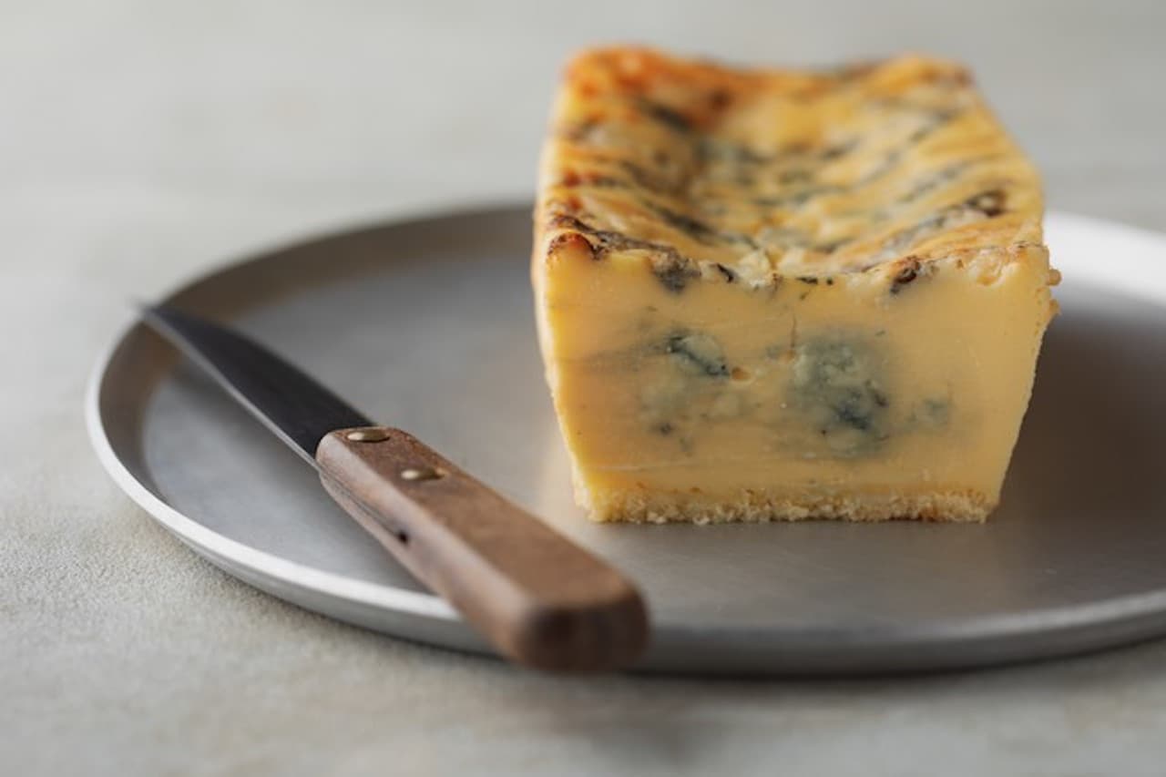 "Raw Blue Cheese Cake Blue" in Shinjuku for a limited time