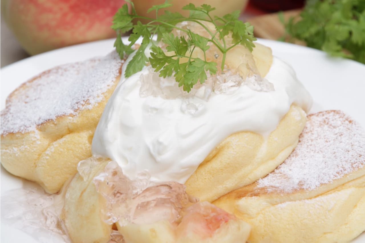 幸せのパンケーキ「国産白桃のローズヒップピーチパンケーキ」