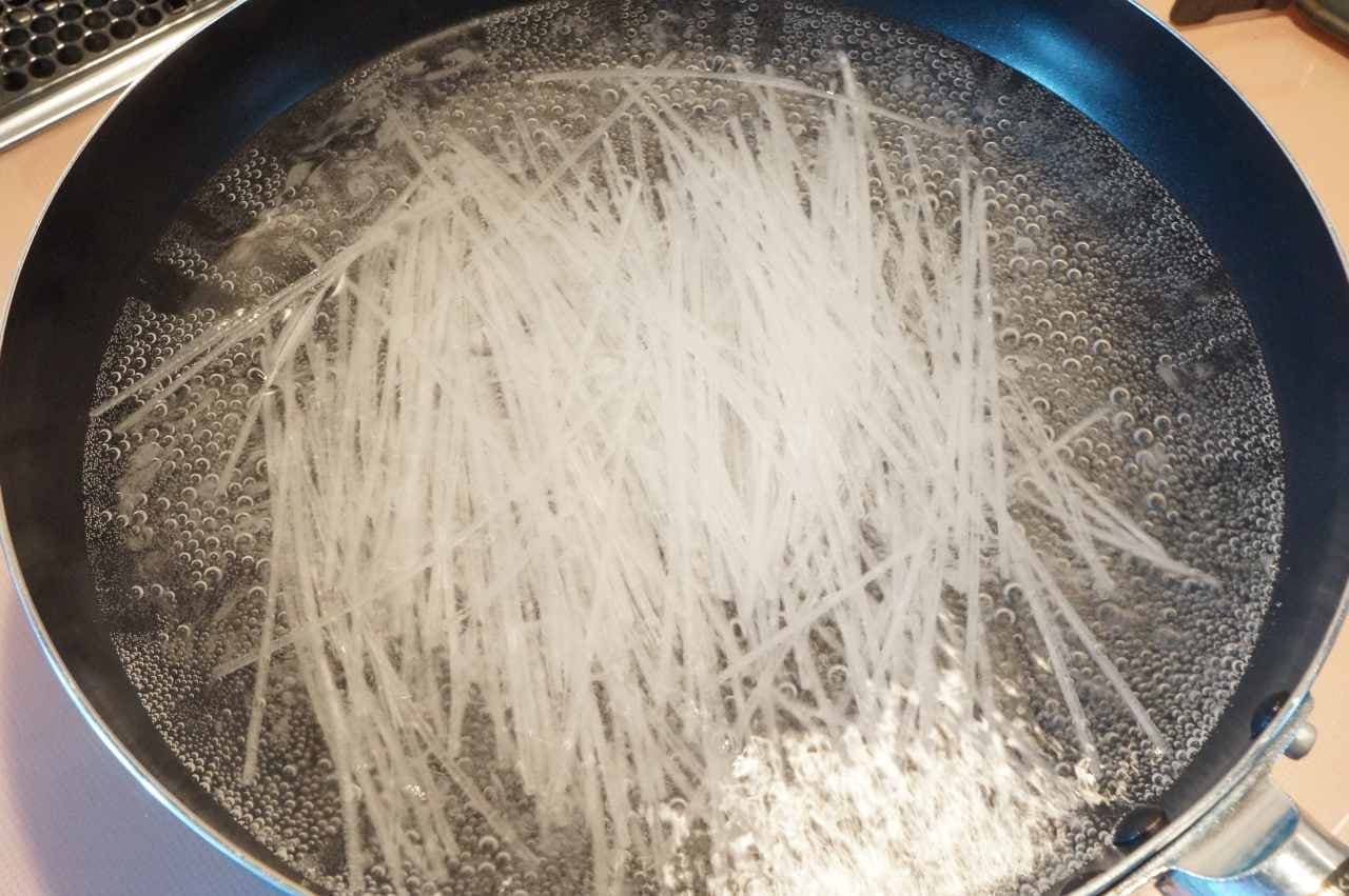 Vermicelli boiled in a frying pan
