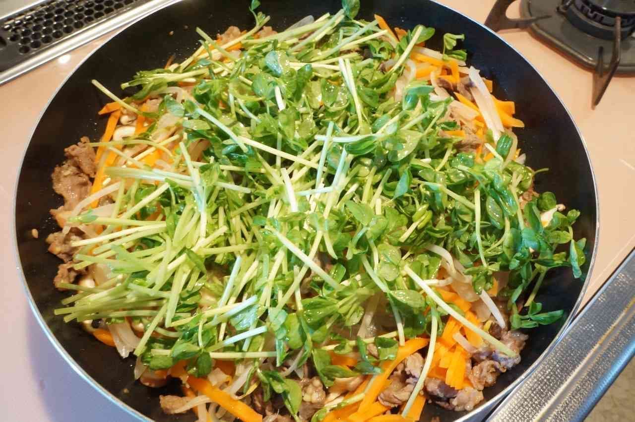 Japchae with bean sprouts and bean sprouts