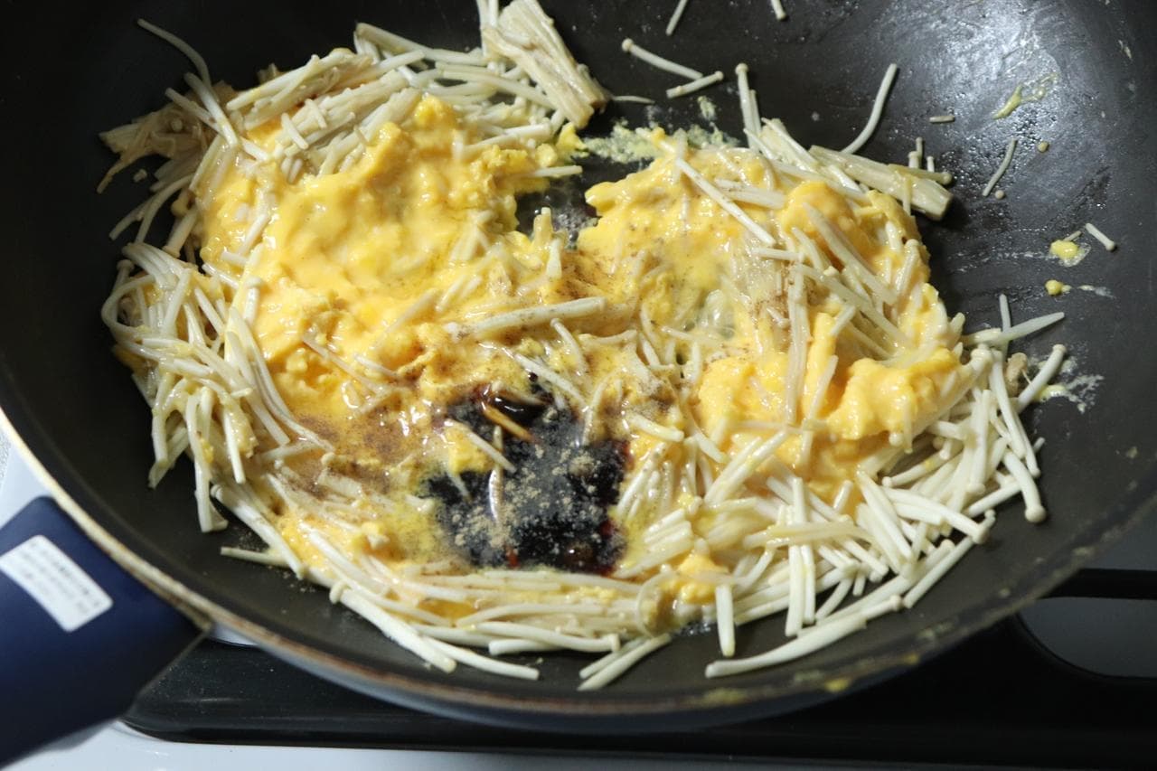 Chinese stir-fried enoki mushrooms and eggs