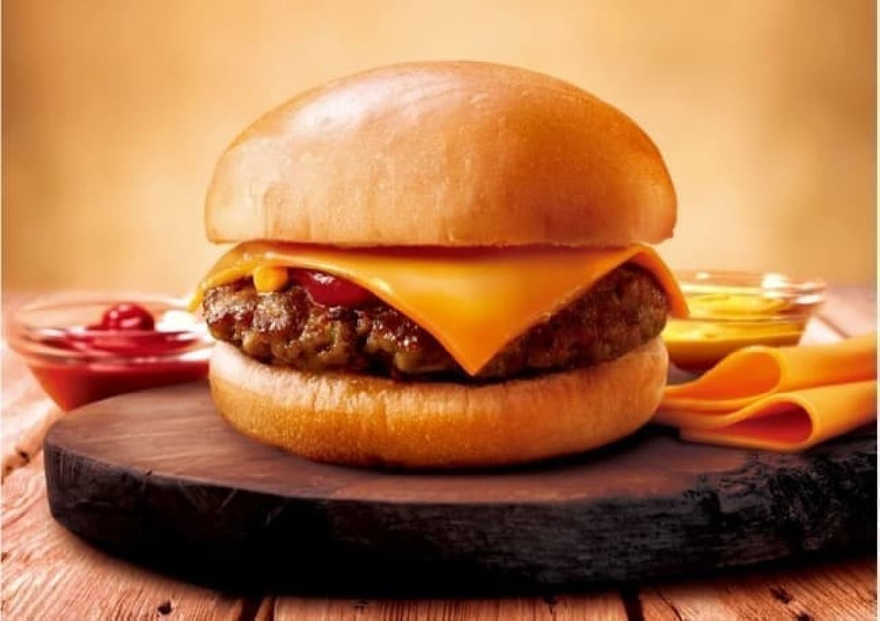 FamilyMart "Cheeseburger"