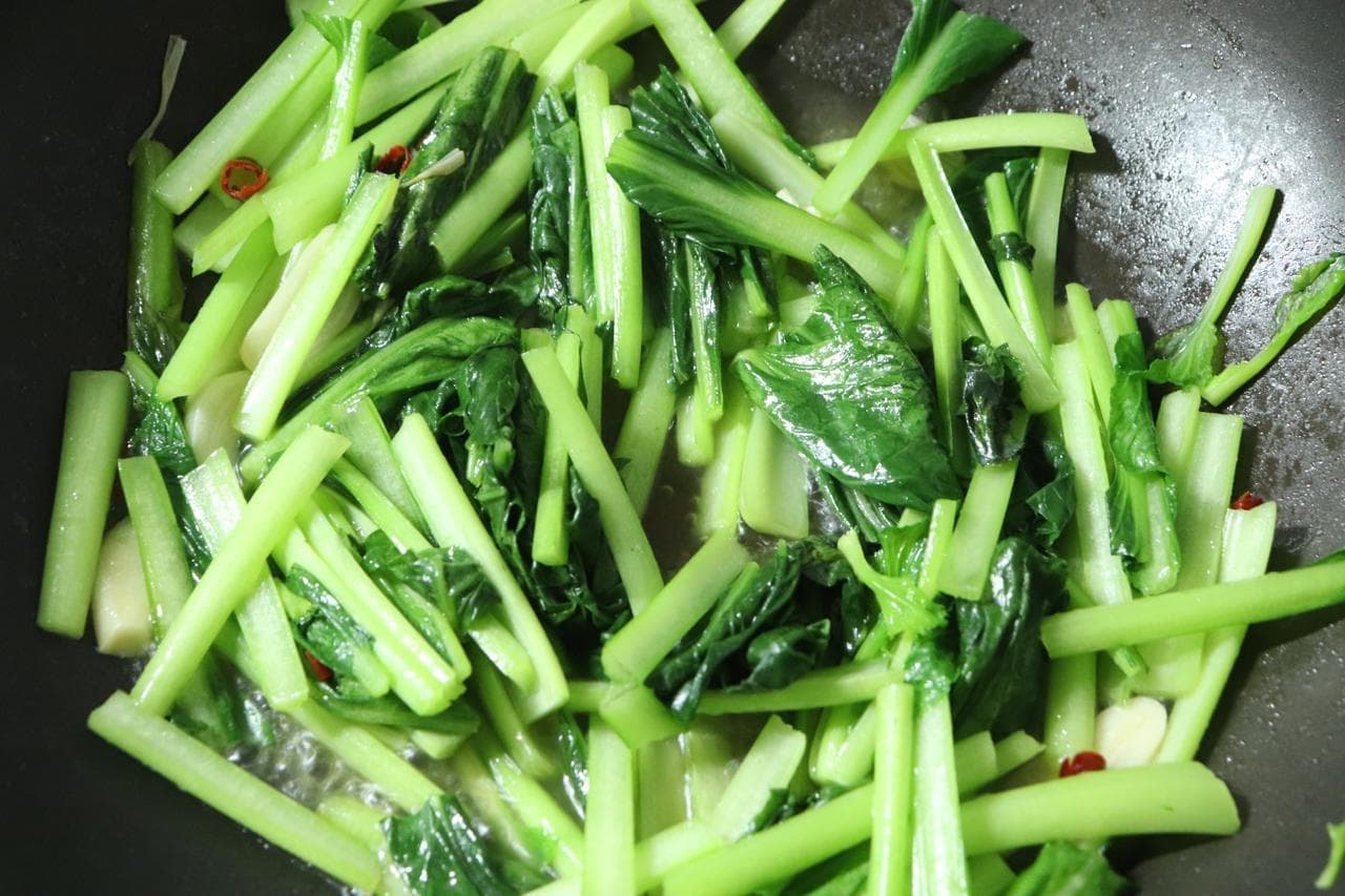 Stir-fried Japanese mustard spinach with garlic