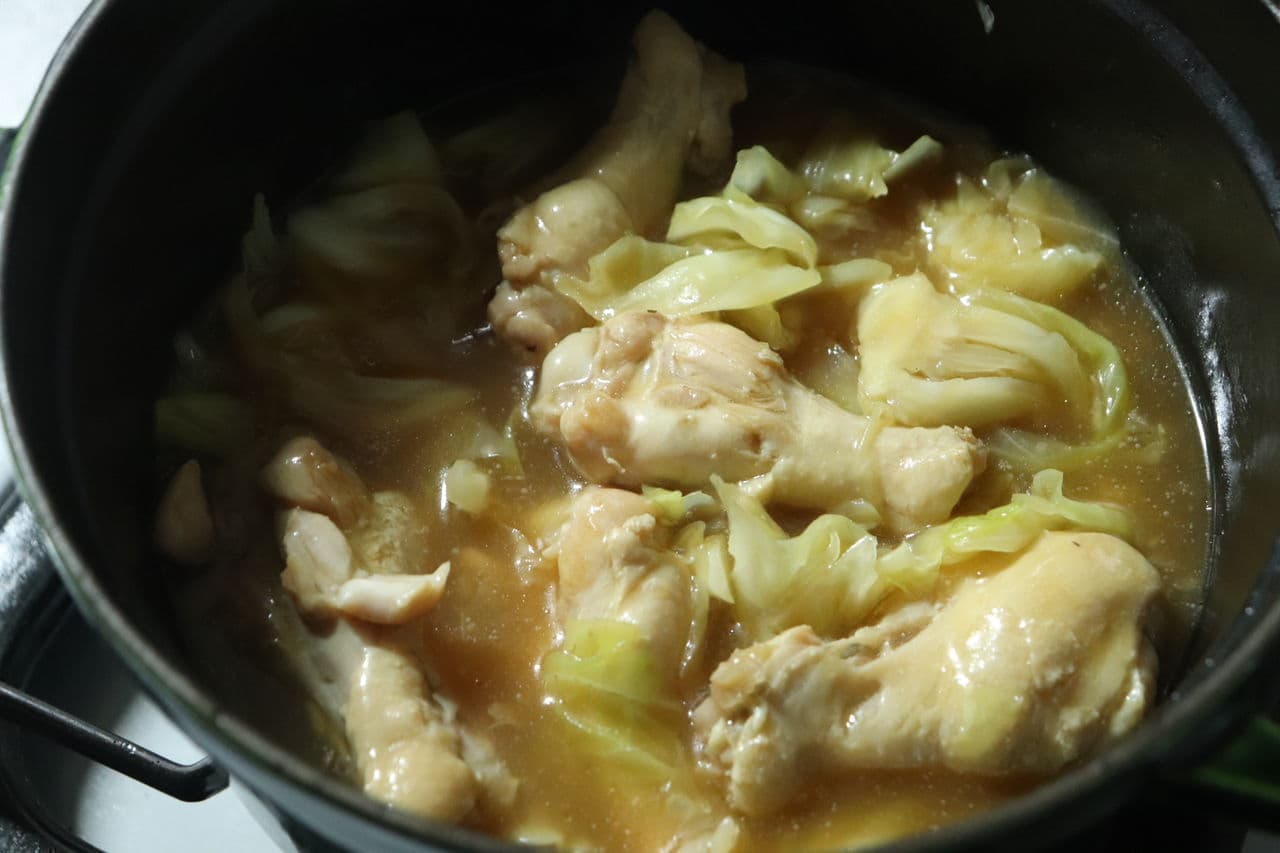 Boiled chicken wings and cabbage