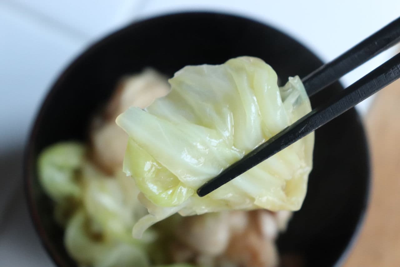 Boiled chicken wings and cabbage