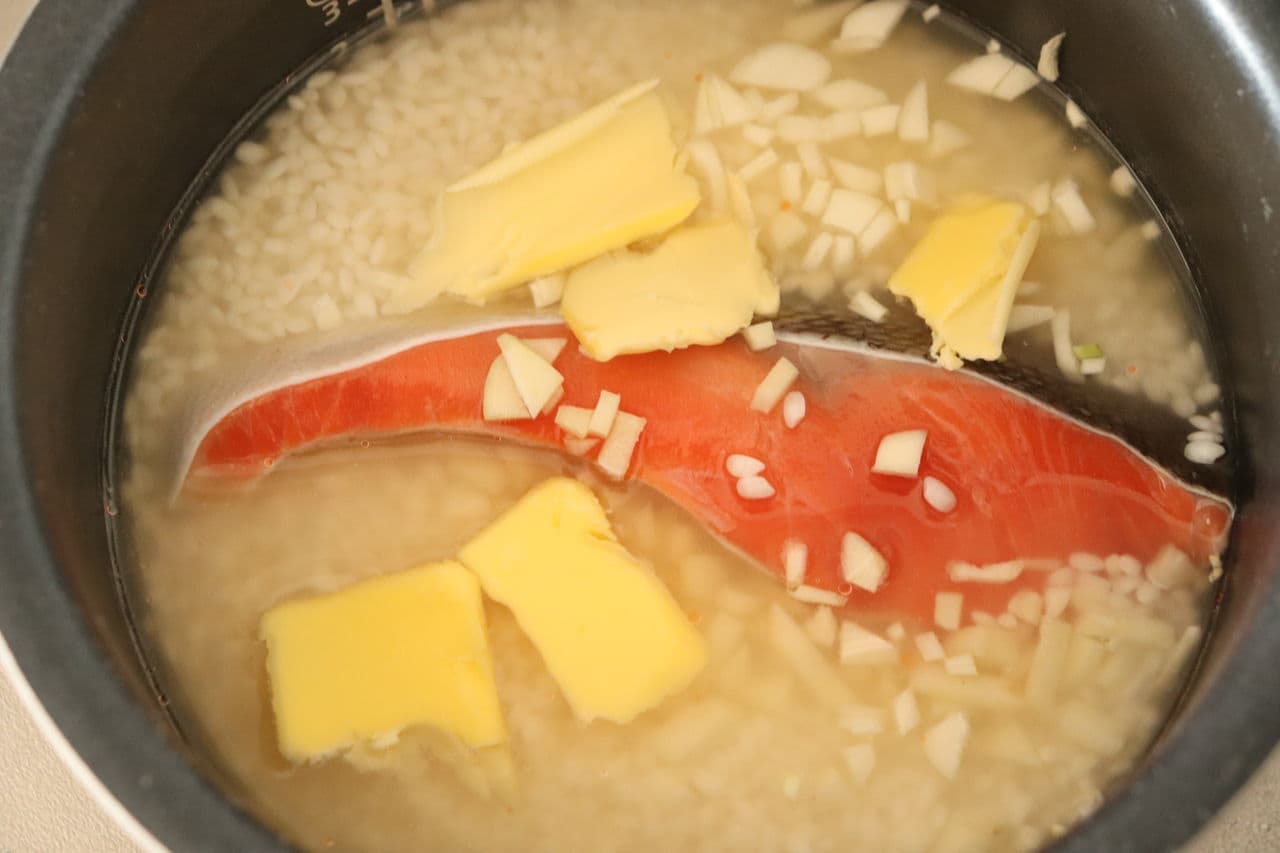 鮭のガーリックバター醤油炊き込みご飯