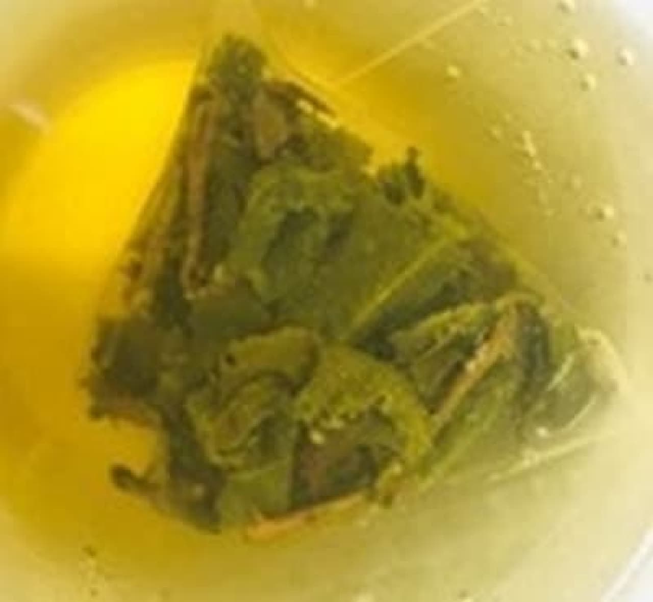 ローソン「MACHI cafe 台湾茶 白桃凍頂烏龍茶（無果汁）」の茶葉